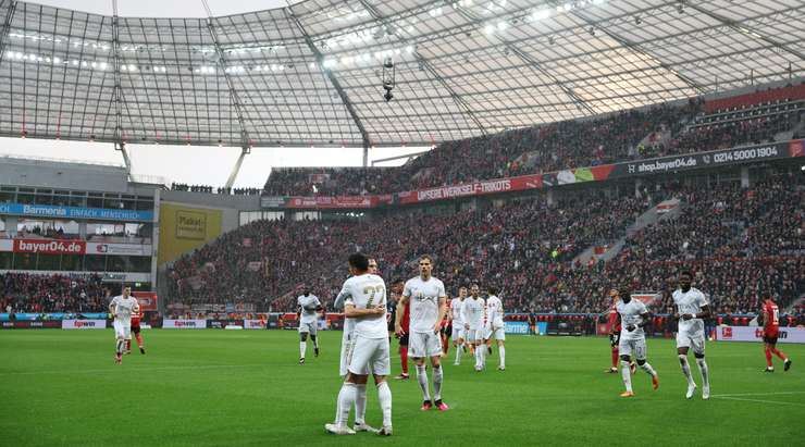 Bóng đã đi vào lưới! Joshua Kimmich (Bayern Munich) thử vận may của mình từ rìa vòng cấm và thần may mắn đã mỉm cười khi cú sút của anh đi trúng một cầu thủ khác và đổi hướng, khiến thủ môn Lukas Hradecky không kịp trở tay. Tỉ số đã được nâng lên 0:1.