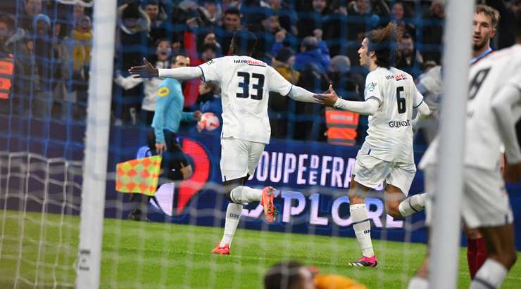 Vào! Francois Regis Mughe (Marseille) chớp cơ hội sau một tình huống bóng bật ra trong vòng cấm và đánh bại thủ môn với một cú sút vào mé trong cột dọc bên trái. Tỉ số đã được nâng lên: 2:2.