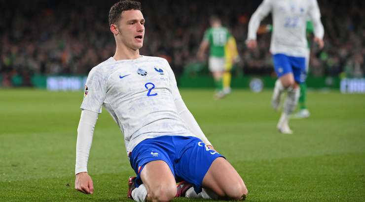 Benjamin Pavard (Pháp) đã không do dự sút bóng ngay ngoài vòng cấm. Cú sút rất hiểm hóc, bóng đập xà ngang vào lưới trong sự bất lực của thủ môn.