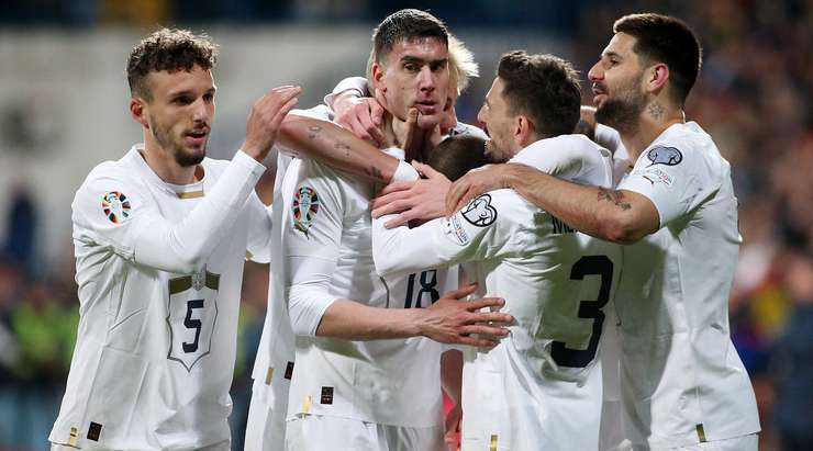 Vào! Sasa Lukic Dusan Vlahovic (Serbia), người cho thấy quyết tâm tuyệt vời để đón bóng trước một vài hậu vệ và từ trong vòng cấm tung đưa nó vào góc phải phía dưới 0:2.