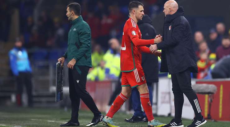 Đã đến lúc thay người. Oliver Cooper (Wales) thay cho Aaron Ramsey.
