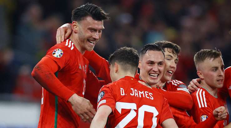 Vào! Daniel James là người kiến tạo còn Kieffer Moore (Wales) là một sát thủ thật sự. Anh kết thúc đường căng ngang bằng một cú đánh đầu lạnh lùng từ cự ly gần vào góc thấp bên phải khung thành. Tỉ số là 1:0.