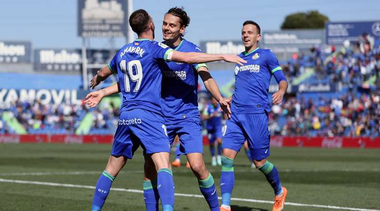 Một bàn thắng đồng đội tuyệt vời! Enes Unal (Getafe) được giải thoát trong vòng cấm bởi Borja Mayoral và không mắc một sai lầm nào với một pha dứt điểm tốt vào góc phải phía dưới. 1:0.