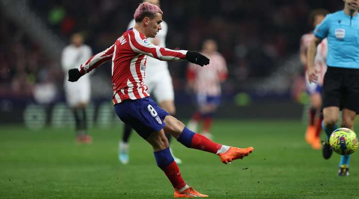 Một tình huống chơi bóng rất kỹ thuật của Antoine Griezmann (Atl. Madrid). khống chế gọn gàng đường chuyền đến từ Koke và tung cú sút xa xuất sắc, đưa bóng vào góc cao bên trái khung thành. Tỉ số là 3:1.
