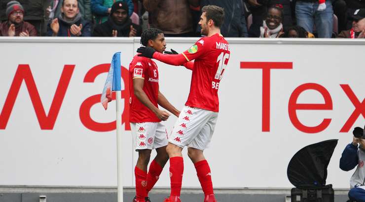 Leandro Barreiro Martins (Mainz) là người đầu tiên có mặt khi quả bóng bật ra từ một tình huống lộn xộn và anh dứt điểm nhẹ nhàng nhưng chuẩn xác, đưa bóng đi xuyên qua một rừng cầu thủ, dội cột dọc vào lưới.