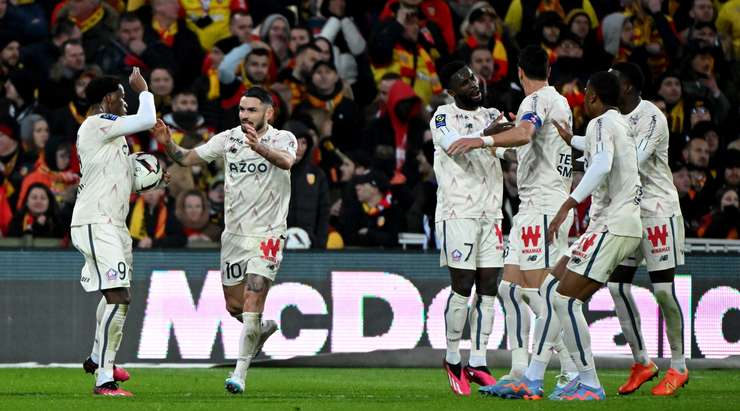 Jonathan David (Lille) phản xạ rất nhanh trong vòng cấm và anh đã ghi bàn bằng một cú sút không thể cản phá!