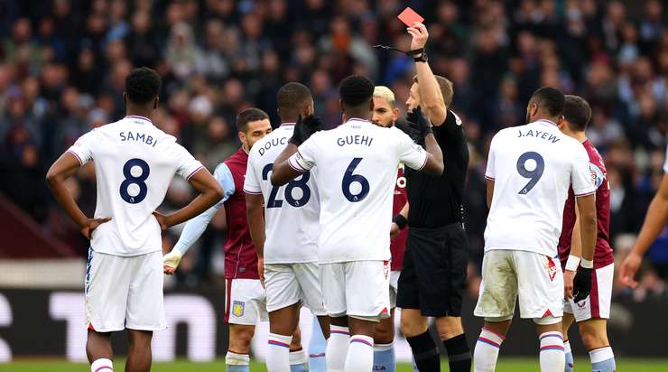 Có vẻ như Cheick Doucoure (Crystal Palace) quên là mình đã nhận sẵn một thẻ vàng trước đó, và anh rất bất ngờ khi nhìn thấy tấm thẻ vàng thứ hai trên tay trọng tài!