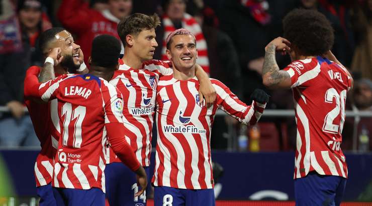 Bóng đã nằm trong lưới sau một pha dứt điểm xuất sắc của Memphis Depay (Atl. Madrid)! Antoine Griezmann chọc khe rất sắc sảo và kiến tạo cơ hội cho Memphis Depay (Atl. Madrid), người đã phản ứng rất nhanh để thoát xuống đối mặt với thủ môn và dứt điểm từ cự li gần vào góc thấp bên phải khung thành. Tỉ số bây giờ là 1:0.