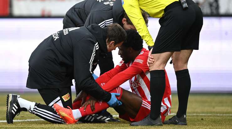 Trận đấu đang bị gián đoạn, Sheraldo Becker (Union Berlin) bị choáng sau cú va chạm và các nhân viên y tế phải vào sân.