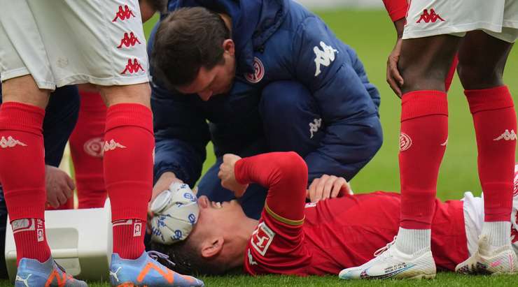 Anthony Caci (Mainz) đang nằm sân vì chấn thương và trọng tài đã cho dừng trận đấu để đội ngũ y tế có thể có thể vào sân.