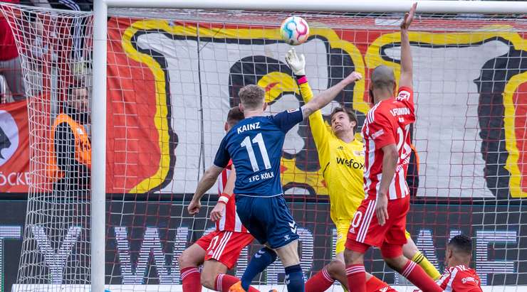 Florian Kainz (Köln) xuất hiện ngay khi quả bóng bật ra ngay trước mặt khung thành và tung một cú sút về phía góc cao bên trái. Dù vậy, anh vẫn không thể chiến thắng được thủ môn Frederik Ronnow, người đã thể hiện bản lĩnh tuyệt vời và có một pha cứu thua hoàn hảo. FC Koln có cơ hội ghi bàn từ quả phạt góc.