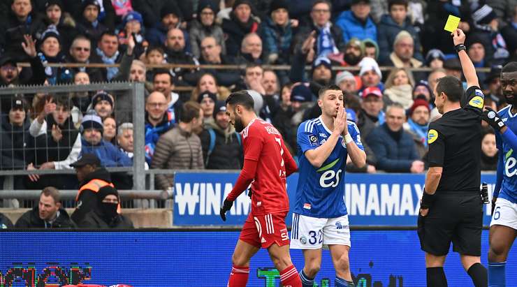 Thẻ vàng. Frederic Guilbert (Strasbourg) bị cảnh cáo sau cú vào bóng ác ý nhằm vào một cầu thủ đối phương.