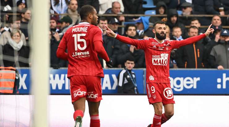 Một cú sút tuyệt đẹp! Franck Honorat (Brest) đón đường chọc khe chuẩn xác của Jeremy Le Douaron và tung một cú sút không thể cản phá từ rìa vòng cấm vào góc thấp bên trái khung thành. Một bàn thắng tuyệt vời. Tỉ số bây giờ là 0:1.