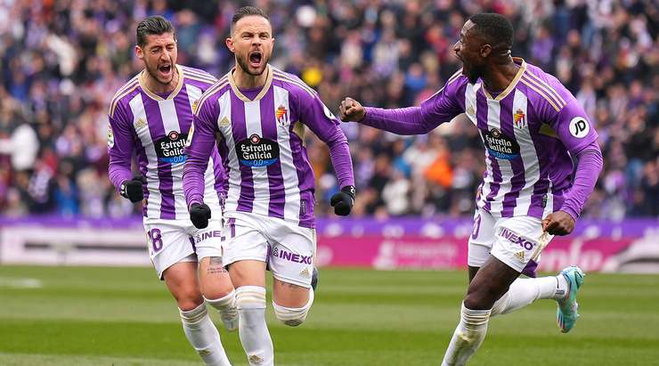 Vào! Gonzalo Plata chuyền cho Ivan Sanchez (Valladolid) tại rìa vòng cấm và anh ấy tìm đến góc trái phía dưới với một pha dứt điểm tuyệt vời. Tỉ số là 1:0.