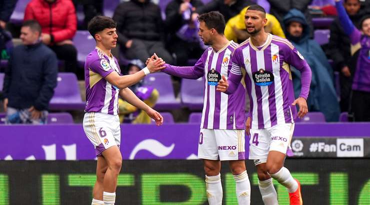 Alvaro Aguado (Valladolid) đón một đường chuyền chính xác vào sâu bên trong vòng cấm từ Gonzalo Plata, và cầu thủ này đã đánh bại thủ môn với một cú sút chìm chuẩn xác vào góc thấp bên trái. Tỉ số được nâng lên 2:0.