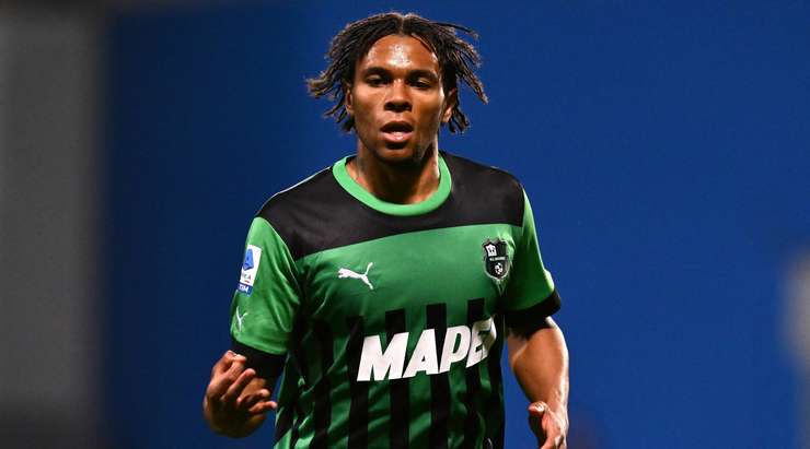 Armand Lauriente (Sassuolo) sút tung nóc lưới từ một quả đá phạt ở ngay bên ngoài vòng cấm. Một cú sút phạt tuyệt đẹp và bàn thắng này sẽ làm hài lòng cả những cổ động viên khó tính nhất.