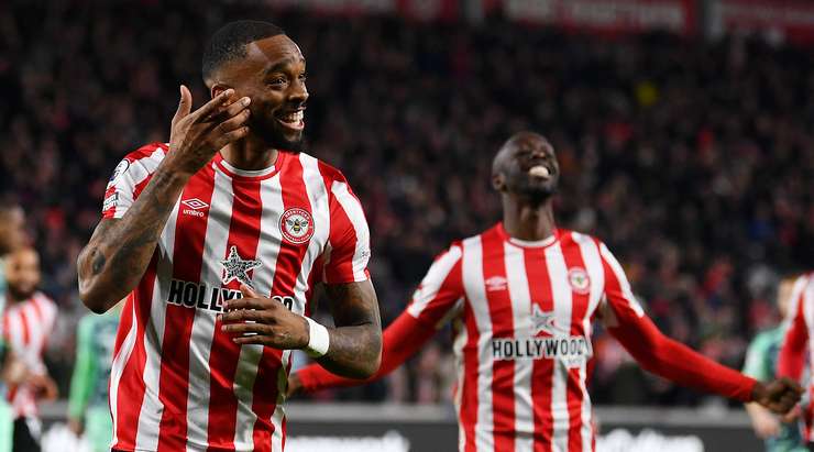 Vào! Ivan Toney (Brentford) sút bóng vào góc thấp bên phải khung thành, vượt qua tầm với của Bernd Leno dù thủ môn đã đổ người hết cỡ.