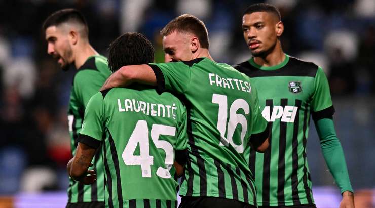 Vào! Davide Frattesi (Sassuolo) có đủ khoảng trống trong vòng cấm để đón một đường chuyền từ Armand Lauriente và dứt điểm gọn gàng vào phía trong cột dọc bên phải. 2:0.