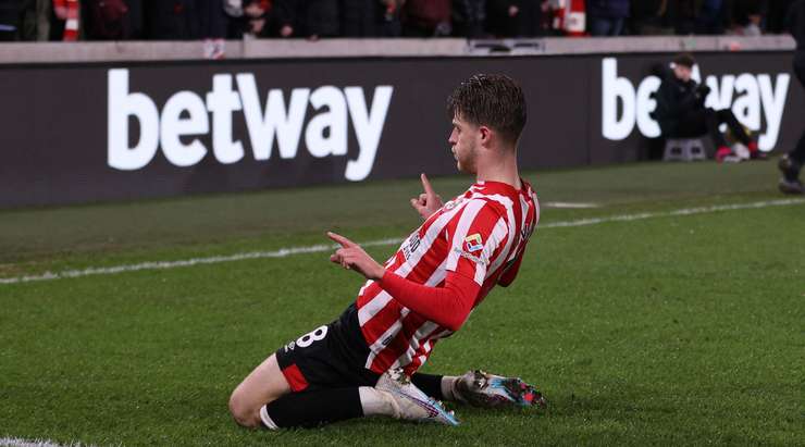 Bóng đã nằm trong lưới! Kevin Schade chuyền bóng như đặt cho Mathias Jensen (Brentford) để cầu thủ này thoát xuống một vị trí rất sâu trong vòng cấm và đánh bại thủ môn một cách gọn gàng. 3:1!