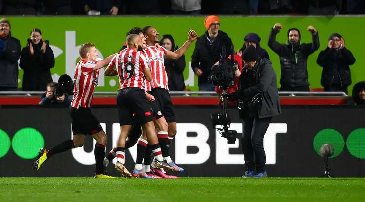 Vào! Ethan Pinnock (Brentford) tung một cú sút trong vòng cấm và pha dứt điểm bị chệch hướng và đi qua thủ môn. 1:0.