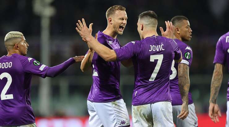 Vào! Antonin Barak (Fiorentina) đã có mặt đúng lúc đúng chỗ để lấy bóng bật ra trong vòng cấm, và anh ấy sút bóng vào bên trái khung thành. Tỉ số là 1:0.