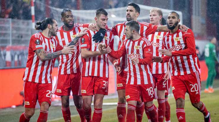 Vào! Robin Knoche (Union Berlin) đã có mặt đúng lúc đúng chỗ để chộp lấy bóng bật ra trong vòng cấm, và anh ấy sút bóng thành bàn. Tỉ số là 2:2.