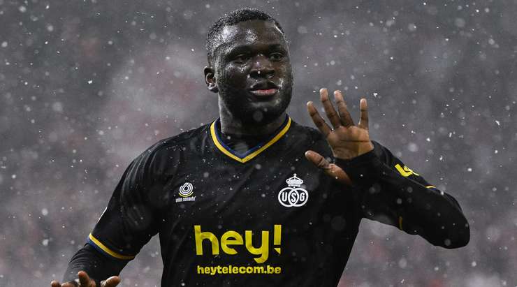 VÀO 0:1! Victor Boniface (Royale Union SG) tung một cú sút từ xa và bóng bị đổi hướng, khiến thủ môn Frederik Ronnow không kịp trở tay.