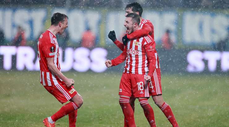 Josip Juranovic (Union Berlin) trình diễn khả năng đá phạt xuất sắc của mình, từ một cự ly mà anh đã quá quen thuộc. Đó là một cú sút hoàn hảo, đưa bóng vào sát mé trong cột dọc bên trái.