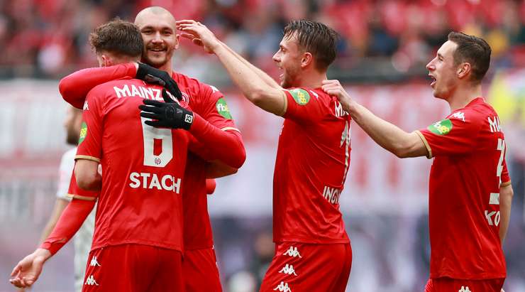 Anton Stach thực hiện một quả tạt bổng chính xác vào vòng cấm. Ludovic Ajorque (Mainz) đón bóng và dứt điểm với một cú sút nhanh vào nóc lưới. Thủ môn đã không có cơ hội nào để cản phá! Tỉ số đã được thay đổi thành: 0:2.