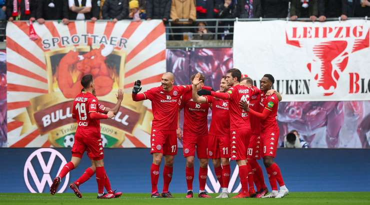 Vào! Marcus Ingvartsen (Mainz) sút bóng bật ra vào góc phải phía dưới sau khi bóng đến chỗ anh ấy trong vòng cấm. Tỉ số là 0:1.