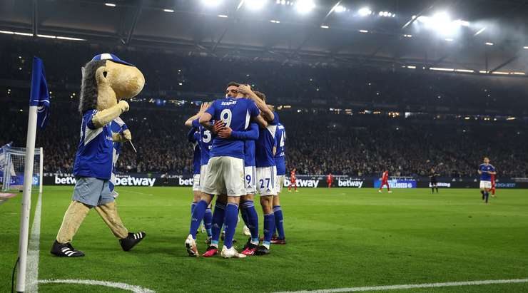 Simon Terodde (Schalke) nhận một đường chuyền thú vị bên trong vòng cấm và anh sút bóng lọt qua thủ môn vào lưới. Một pha dứt điểm xuất sắc!