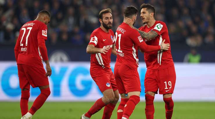 Quả phạt góc được thực hiện và bóng bị phá ra phía bên kia vòng cấm. Stevan Jovetic (Hertha Berlin) đã có mặt đúng lúc để tung ra một cú sút tên lửa, đưa bóng thẳng vào góc cao bên phải trong sự bất lực của thủ môn.
