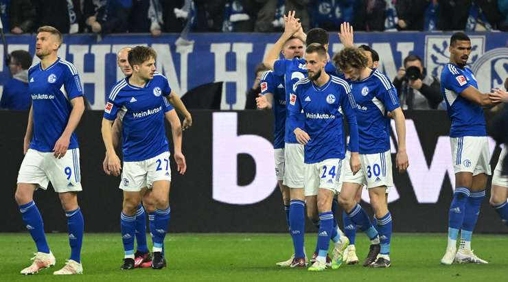 Tim Skarke (Schalke) ghi bàn sau một nỗ lực cá nhân tinh tế! Anh ấy vượt qua một vài hậu vệ đối phương và tung cú sút từ ngay bên ngoài vòng cấm, bóng đi vào góc cao bên phải khung thành, chạm cột dọc vào lưới. Một bàn thắng tuyệt đẹp!