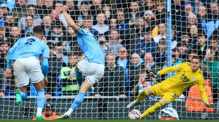 Erling Haaland (Manchester City) dễ dàng chuyển hóa quả phạt đền với cú sút vào góc phải phía dưới, bóng đập cột dọc vào lưới. Daniel Iversen đã hoàn toàn bó tay trong tình huống vừa rồi.