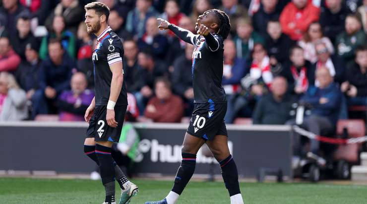 Vào! Eberechi Eze (Crystal Palace) sút bóng bật ra vào chính giữa khung thành sau khi bóng đến chỗ anh ấy trong vòng cấm. Tỉ số là 0:1.