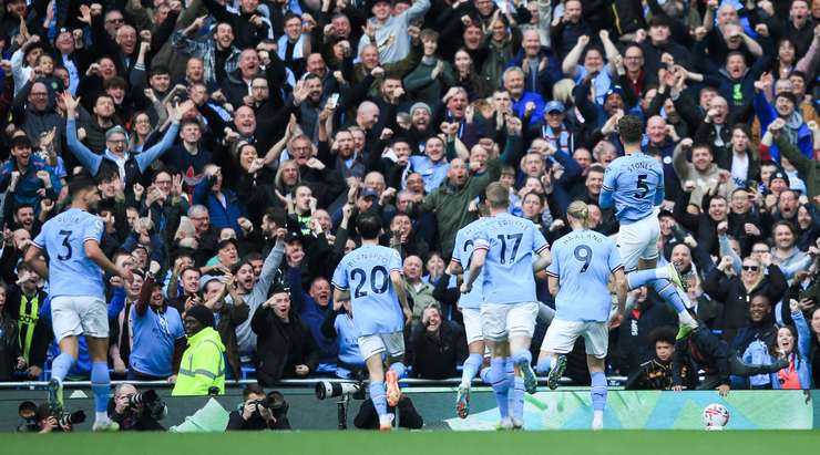 John Stones (Manchester City) lấy bóng tại rìa vòng cấm và tung cú sút một chạm không hề do dự. Anh ấy sút bóng xuất sắc khi nó đi vào phía trong cột dọc bên phải. Có thể thực hiện tốt hơn không? Chắc chắn là không. 1:0.