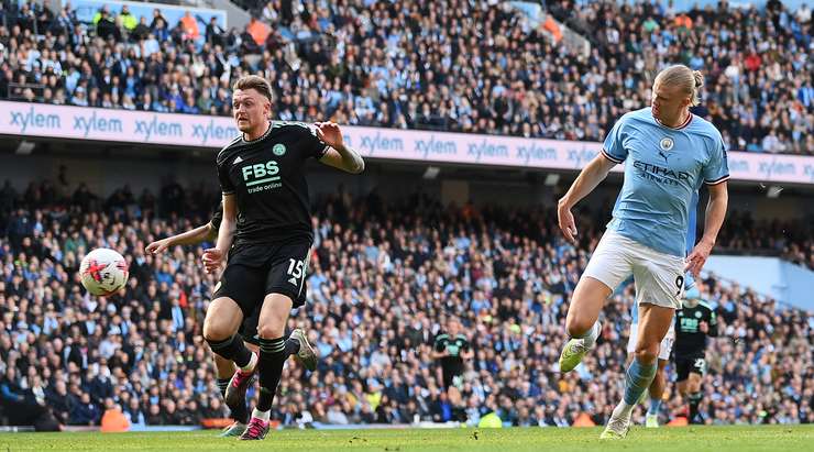Một bàn thắng đồng đội tuyệt vời! Erling Haaland (Manchester City) được giải thoát trong vòng cấm bởi Kevin De Bruyne và không mắc một sai lầm nào với một pha dứt điểm tốt vào góc phải phía dưới. 3:0.