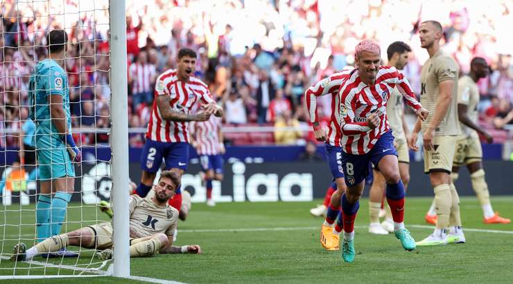 VÀO! Bóng từ quả phạt góc được treo vào khu vực trước khung thành và Angel Correa chiến thắng trong pha không chiến để kiến tạo cho Antoine Griezmann (Atl. Madrid) đánh đầu vào lưới. 1:0!