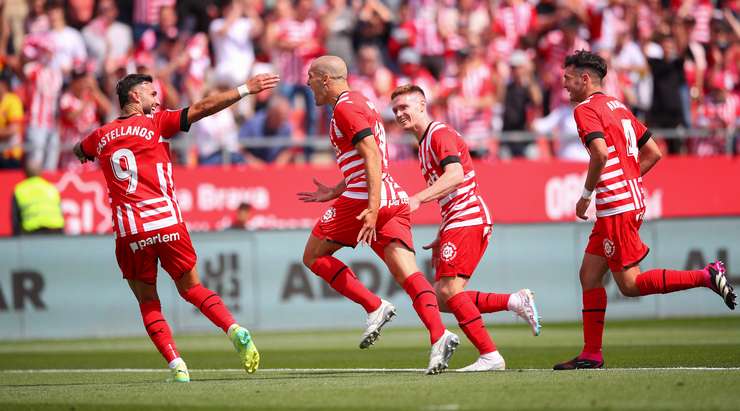 Oriol Romeu (Girona) lấy bóng tại rìa vòng cấm và tung cú sút một chạm không hề do dự. Anh ấy sút bóng xuất sắc khi nó đi vào góc phải phía dưới. Có thể thực hiện tốt hơn không? Chắc chắn là không. 2:0.