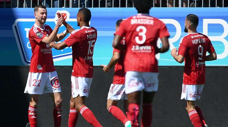 Vào – 1:0! Kenny Lala thực hiện một đường chuyền bổng chuẩn xác vào trong vòng cấm, nơi Jeremy Le Douaron (Brest) bật cao hơn các hậu vệ đối phương ở gần chấm phạt đền để đánh đầu thẳng vào góc trái khung thành.