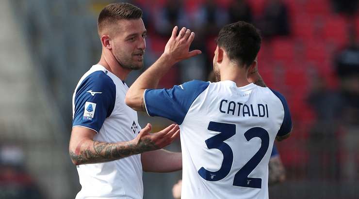 Sergej Milinkovic-Savic (Lazio) ghi một bàn thắng tuyệt vời! Cú sút kĩ thuật của anh đi chuẩn xác vào góc trái phía trên khung thành.