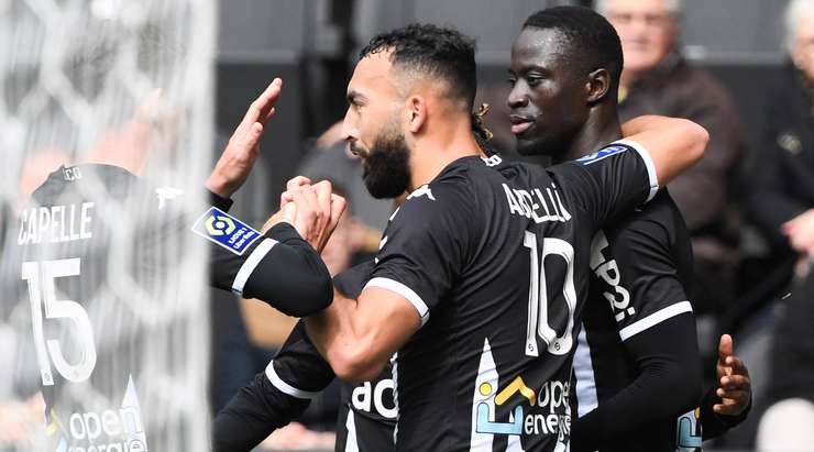 Vào! Ibrahima Niane (Angers) là người nhanh nhất phản ứng với pha bóng bật ra và sút bóng vào lưới. Tỉ số là 1:1.