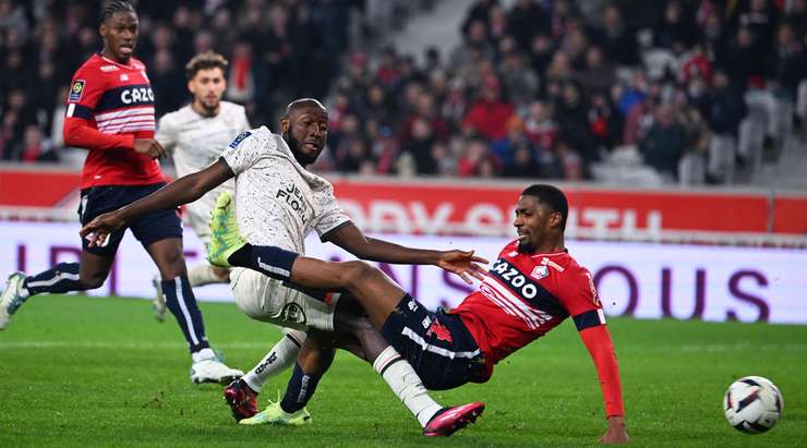 Vào! Ibrahima Kone (Lorient) đã có mặt đúng lúc đúng chỗ để lấy bóng bật ra trong vòng cấm, và anh ấy sút bóng đi chìm vào phía trong cột dọc bên phải. Tỉ số là 1:1.