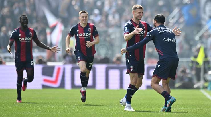 Một khoảnh khắc đẹp mắt! Stefan Posch (Bologna) lấy bóng và tung một cú sút mạnh từ xa. Đó là một quyết định sáng suốt và pha dứt điểm vừa rồi đã đi thẳng vào góc cao bên phải khung thành. Thủ môn Marco Silvestri chỉ có thể lắc đầu trong tuyệt vọng! Tỉ số đã được nâng lên 1:0.