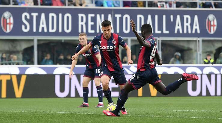 Musa Barrow (Bologna) đột phá trước khi nhận một đường chuyền tuyệt vời của đồng đội và tung một cú sút chuẩn xác để đánh bại thủ môn. Quả bóng bay vào góc thấp bên phải khung thành.
