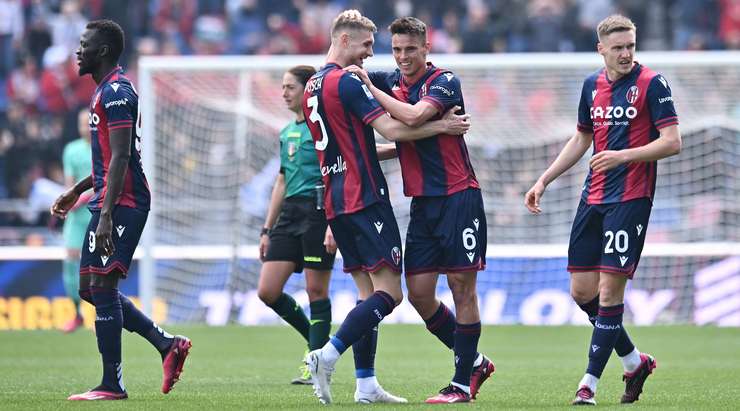 Vào! Nikola Moro (Bologna) len lỏi qua các cầu thủ đối phương trước khi tung một cú sút tuyệt diệu từ rìa vòng cấm vào góc thấp bên trái mành lưới. Thủ môn Marco Silvestri đã không có cơ hội nào để chạm vào quả bóng. Tỉ số là 2:0.