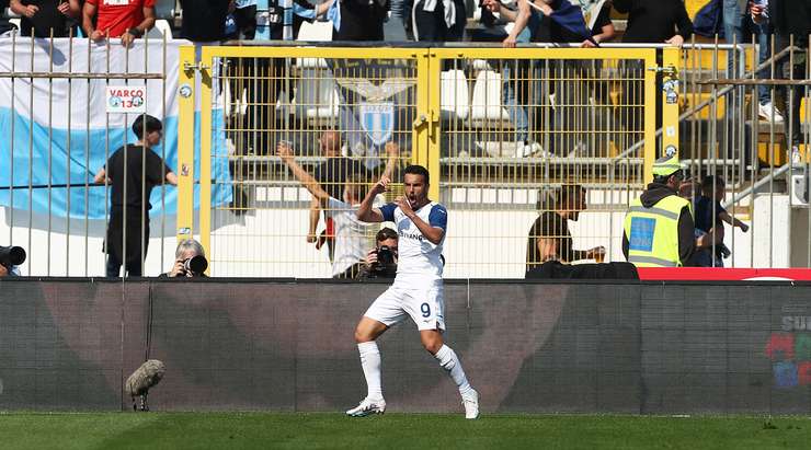 Pedro (Lazio) thay đổi thành công bảng tỉ số sau khi anh nhận một đường kiến tạo xuất sắc của đồng đội và chuyển hóa nó thành bàn thắng với một cú sút đi vào phía trong cột dọc bên phải.
