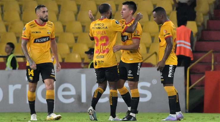 Fernando Gaibor (Barcelona SC) thực hiện pha chạm một tuyệt vời để kiểm soát một đường chuyền sắc bén tại rìa vòng cấm và cứa bóng vào phía trong cột dọc bên phải theo đúng phong cách sở trường của mình!