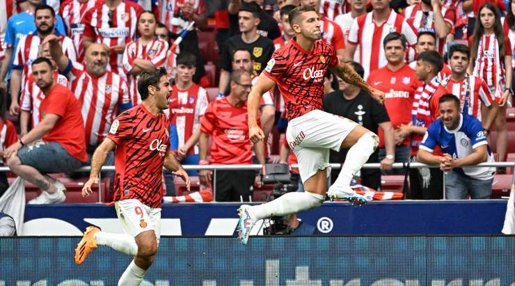 Matija Nastasic (Mallorca) nhận bóng ở một vị trí sâu bên trong vòng cấm từ tình huống bóng bật ra sau quả phạt góc. Anh đã đánh bại thủ môn với một cú sút sắc bén! Các cổ động viên đang ăn mừng!