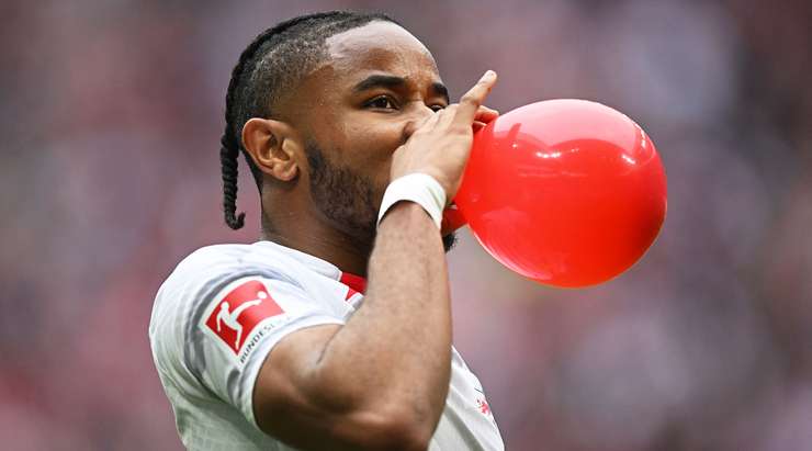 Vào - 1:0! Emil Forsberg chuyền bóng như đặt cho Christopher Nkunku (RB Leipzig), người có một cú sút từ cự ly gần vào góc thấp bên phải mành lưới, dễ dàng đánh bại thủ môn.